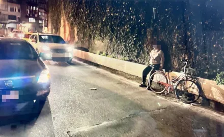 影/北市男快速道路騎單車一路逆向　轎車閃避不及撞擊瞬間曝光