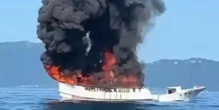 快訊/海上火球！龜山島旁火燒船濃黑煙竄天際　海巡急救出2船員