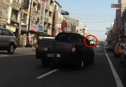 警方要查了！台南街頭驚見小貨車乘客疑囂張亮槍　網狂酸：巡邏保護人民