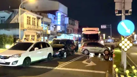 影/撞擊瞬間曝！宜蘭冬山鄉重大車禍　拖板車撞10車16人傷