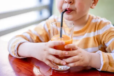 小孩能喝純果汁嗎？ 　醫曝「3大常見問題」：1歲內嬰幼兒不應飲用