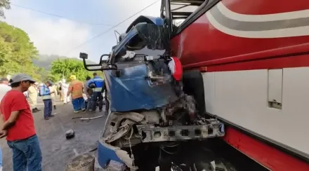 轟！宏都拉斯恐怖車禍　2巴士山路對撞「屍體掛車窗」逾17死12傷
