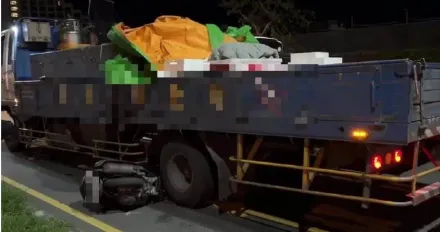 台東南島大道貨車、機車相撞！　「騎士連人慘卡車底」送醫急救