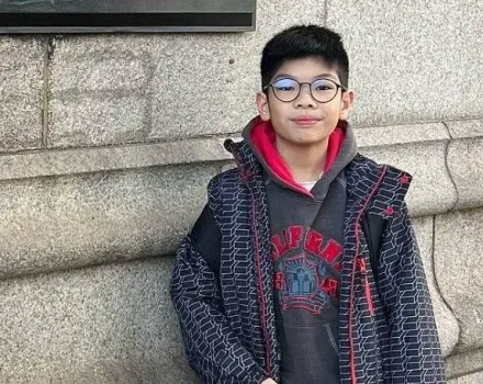 疑視線死角！11歲華裔男童上學遭垃圾車撞飛亡　案發現場數十束鮮花悼念