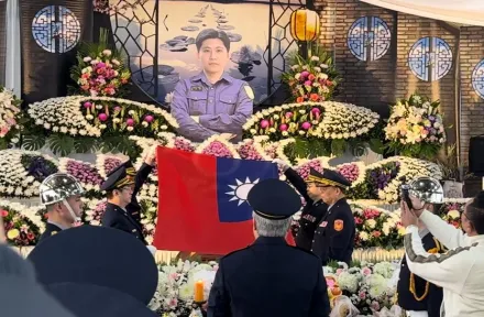 影/再見了！基隆殉職警蘇昱鴻告別式　獲頒楷模獎章、覆國旗