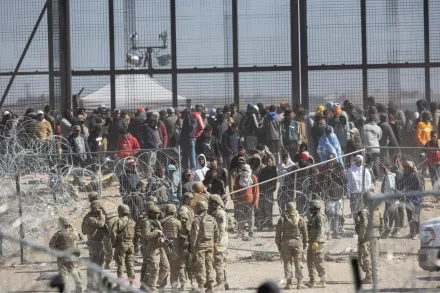 影/美國邊境一度緊張！上百非法移民撞破鐵絲網　與國民警衛隊發生衝突