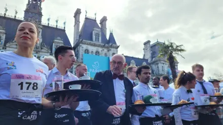 影/地表「最速服務生」之爭！單手端盤競走2公里為巴黎奧運暖身