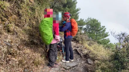 影/59歲女山友爬玉山步道　摔落40米深邊坡！消防員協助下山送醫