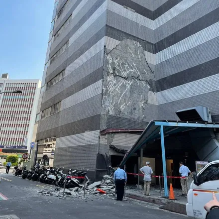 快訊/台北敦化SOGO「牆壁剝落」！地震狂搖磚塊砸地　緊急拉封鎖線