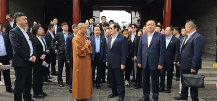 影/「總統好！」 馬英九參訪西安大雁塔　遇民眾激動握手打招呼
