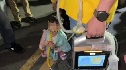 影/揪心！6歲女童「戴呼吸器」等大甲媽　轎班「撐高鑾轎」讓她鑽轎底