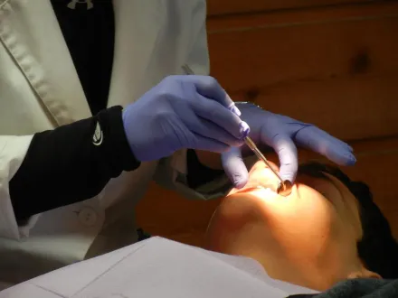 植牙差點出人命！牙醫太用力「螺絲釘直插頭骨」　患者腦袋被「開洞」