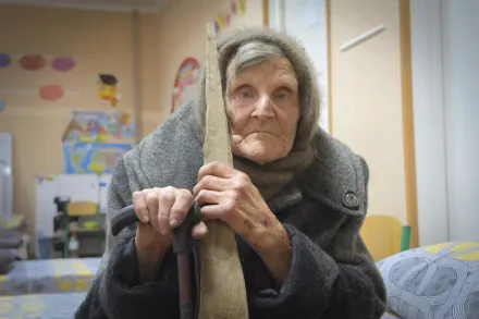98歲烏克蘭老婦咬牙獨自步行十公里逃離俄佔區　稱俄烏戰爭慘過二戰