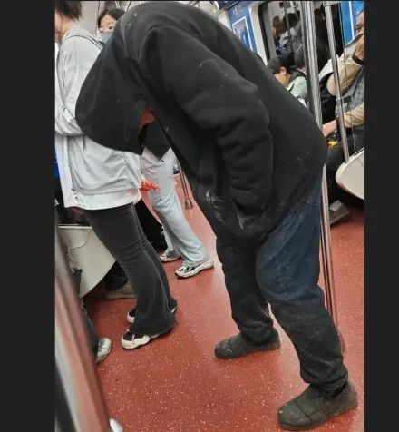 西安地鐵驚現黑衣怪客　「脖子詭異歪折」如喪屍片乘客嚇壞