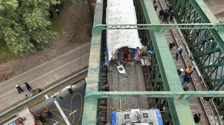 影/阿根廷火車鐵橋上相撞爆炸起火90傷　疑信號電纜遭竊釀禍