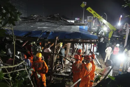 影/恐怖畫面曝！印度巨型廣告看板被強風吹倒　已致14死60傷還有多人受困