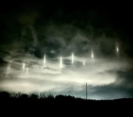 外星人降臨地球？夜空驚見9道光柱漂浮如科幻片　起因來自「它」