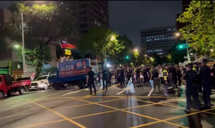 人潮包圍立法院　游智彬率眾挺藍高歌「中華民國頌」對嗆綠營支持者