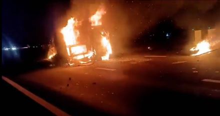 影/印度巴士深夜翻覆起火釀25死　全車燒到焦黑只剩骨架
