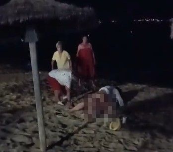 影/2女在西班牙度假海灘上演「活春宮」　遭當地大媽「扔沙、打屁股」