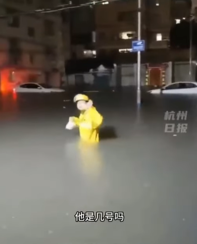 影/暴雨襲深圳「積水及腰」外送員還在送外賣　網斥：點餐沒良心