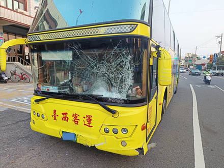 影/雲林學生專車、機車路口相撞！79歲翁撞破擋風玻璃再摔地慘亡