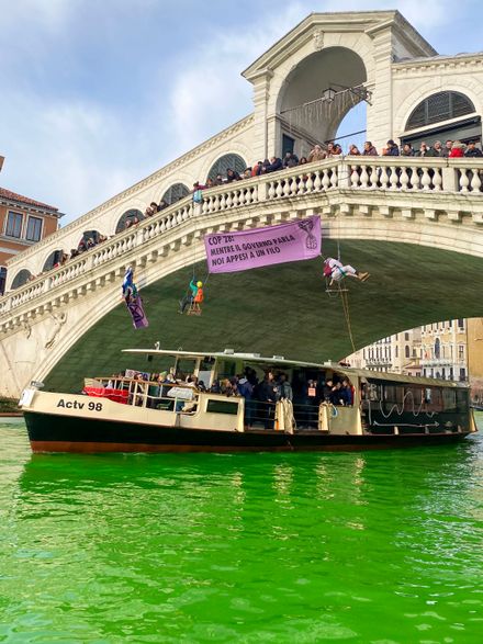 只會出一張嘴！環團人士染綠威尼斯運河  抗議「COP28」實際成效不彰