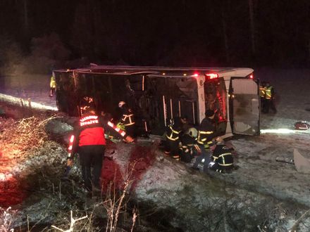 土耳其巴士翻覆雪地中「引擎蓋彈出」　車上乘客6死33傷