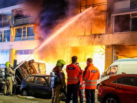 影/荷蘭鹿特丹建築物爆炸起火　附近住家「窗戶碎裂」居民倉皇撤離